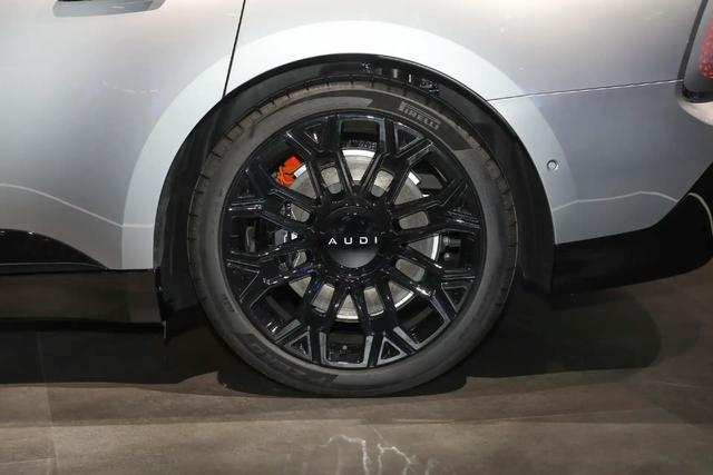 全新奥迪E5 Sportback亮相，充电10分钟开370km，座舱成一大亮点-有驾