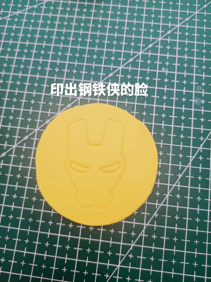 橡皮泥手工制作钢铁侠教程_用橡皮泥怎么做钢铁侠简单做法_怎么用橡皮泥捏钢铁侠头