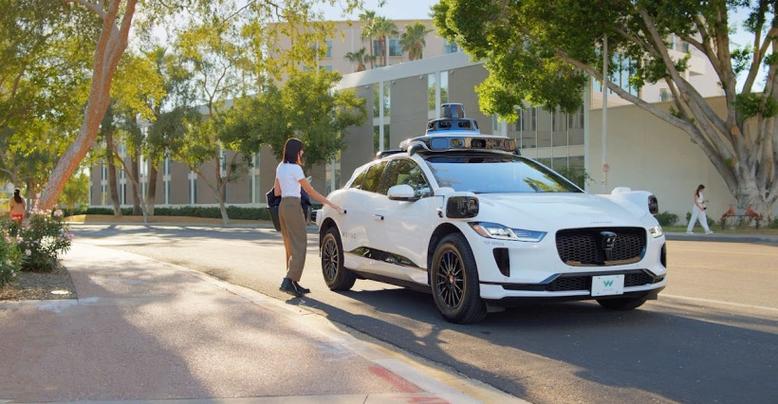 _Waymo 自动驾驶出租车在东京被交警拦停，车辆由人类司机驾驶_Waymo 自动驾驶出租车在东京被交警拦停，车辆由人类司机驾驶