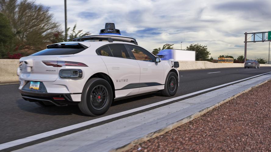 Waymo 自动驾驶出租车在东京被交警拦停，车辆由人类司机驾驶__Waymo 自动驾驶出租车在东京被交警拦停，车辆由人类司机驾驶