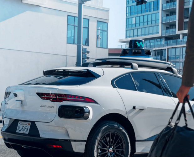 Waymo 自动驾驶出租车在东京被交警拦停，车辆由人类司机驾驶__Waymo 自动驾驶出租车在东京被交警拦停，车辆由人类司机驾驶