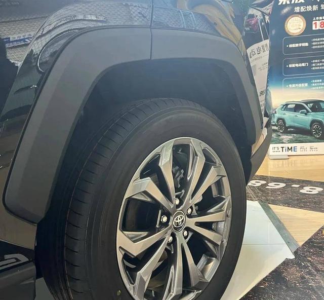 16.98万降至13.38万，试驾RAV4荣放，难听却句句真实的评价都在这-有驾