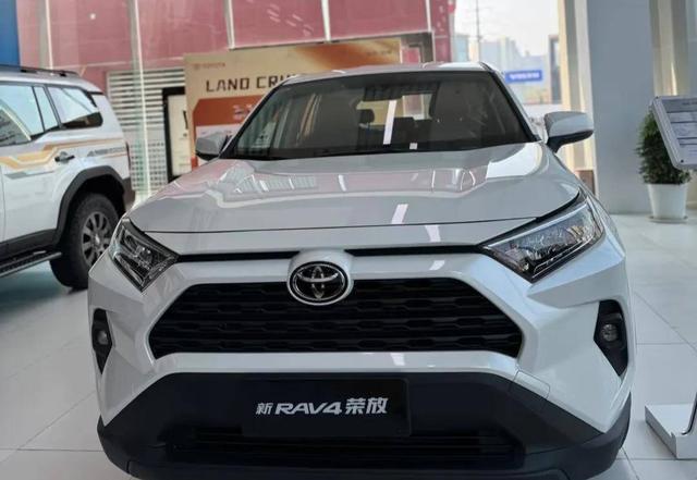 16.98万降至13.38万，试驾RAV4荣放，难听却句句真实的评价都在这-有驾