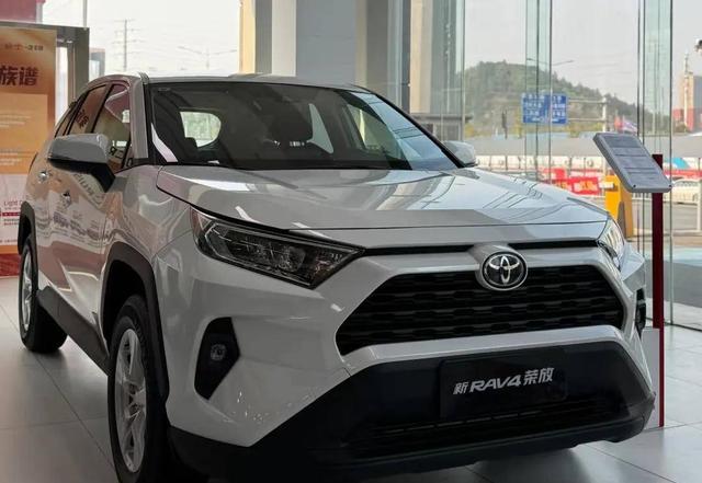 16.98万降至13.38万，试驾RAV4荣放，难听却句句真实的评价都在这-有驾