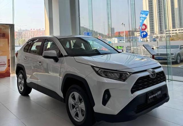 16.98万降至13.38万，试驾RAV4荣放，难听却句句真实的评价都在这-有驾